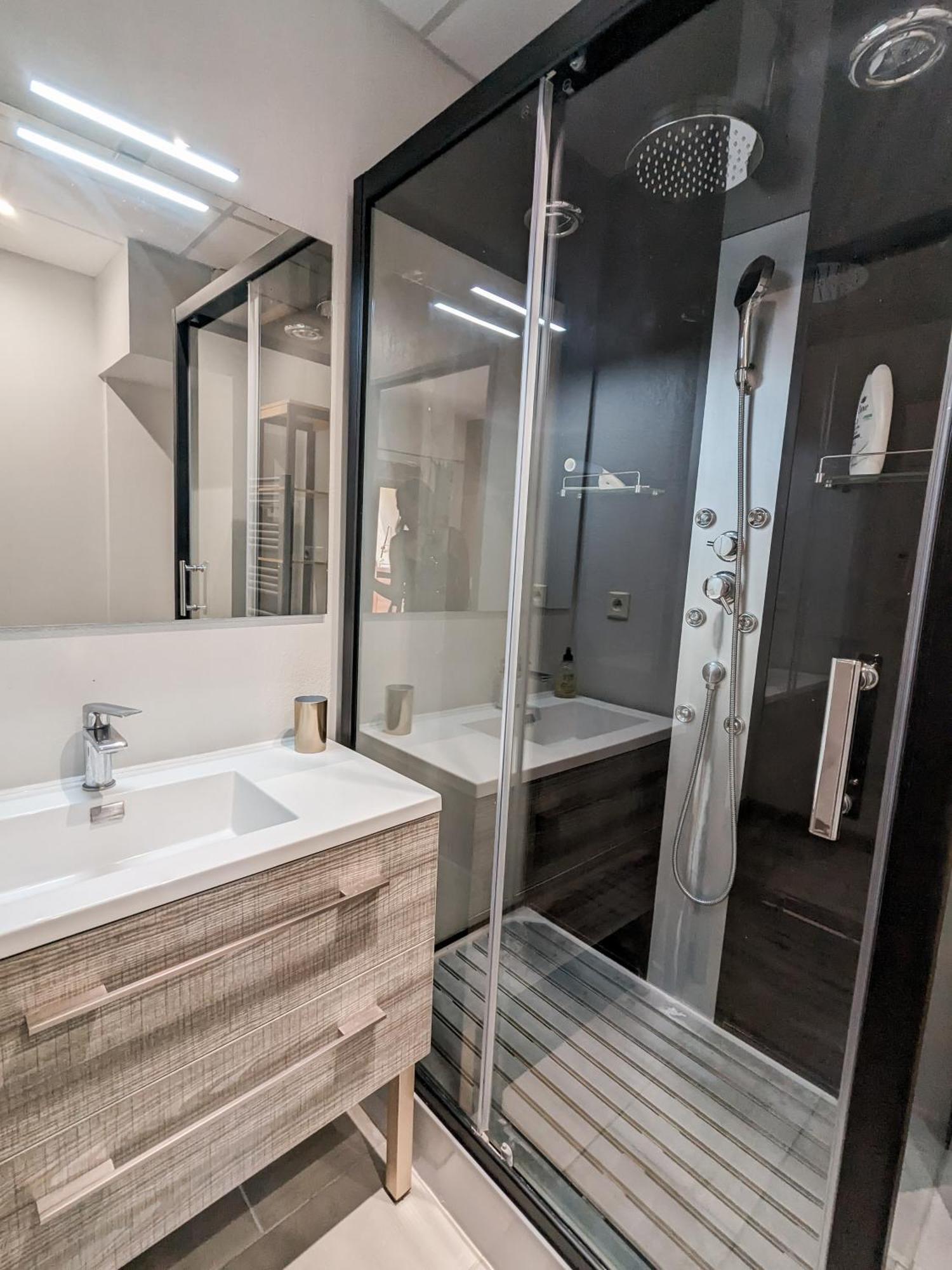 Appartement Moderne Central Avec Piscine, Garage Prive Et Terrasse Sud Uzès Kültér fotó